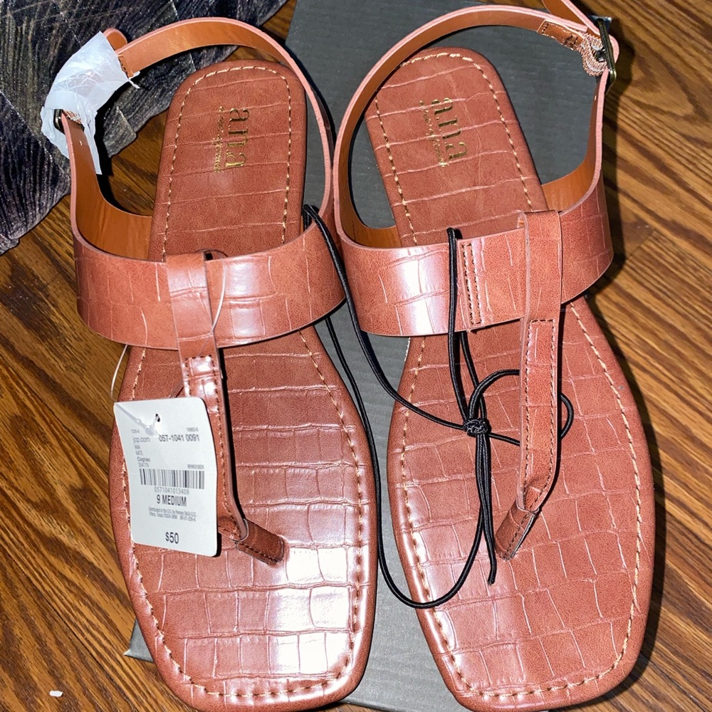 a.n.a Kate T-Strap Flat Sandal Cognac Croc Embossed Summer Casual Thong Size 9